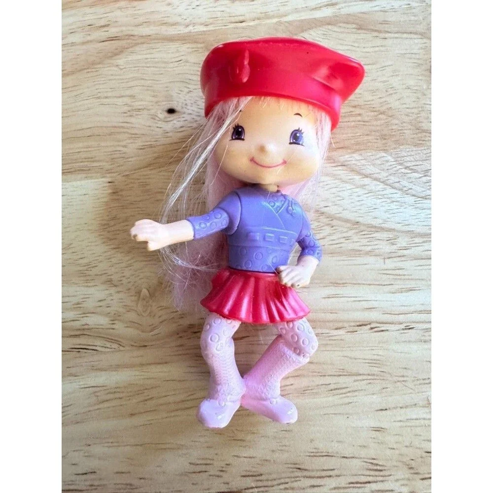 early-2000s Strawberry Shortcake figure lot of 4 figures plus two accessories